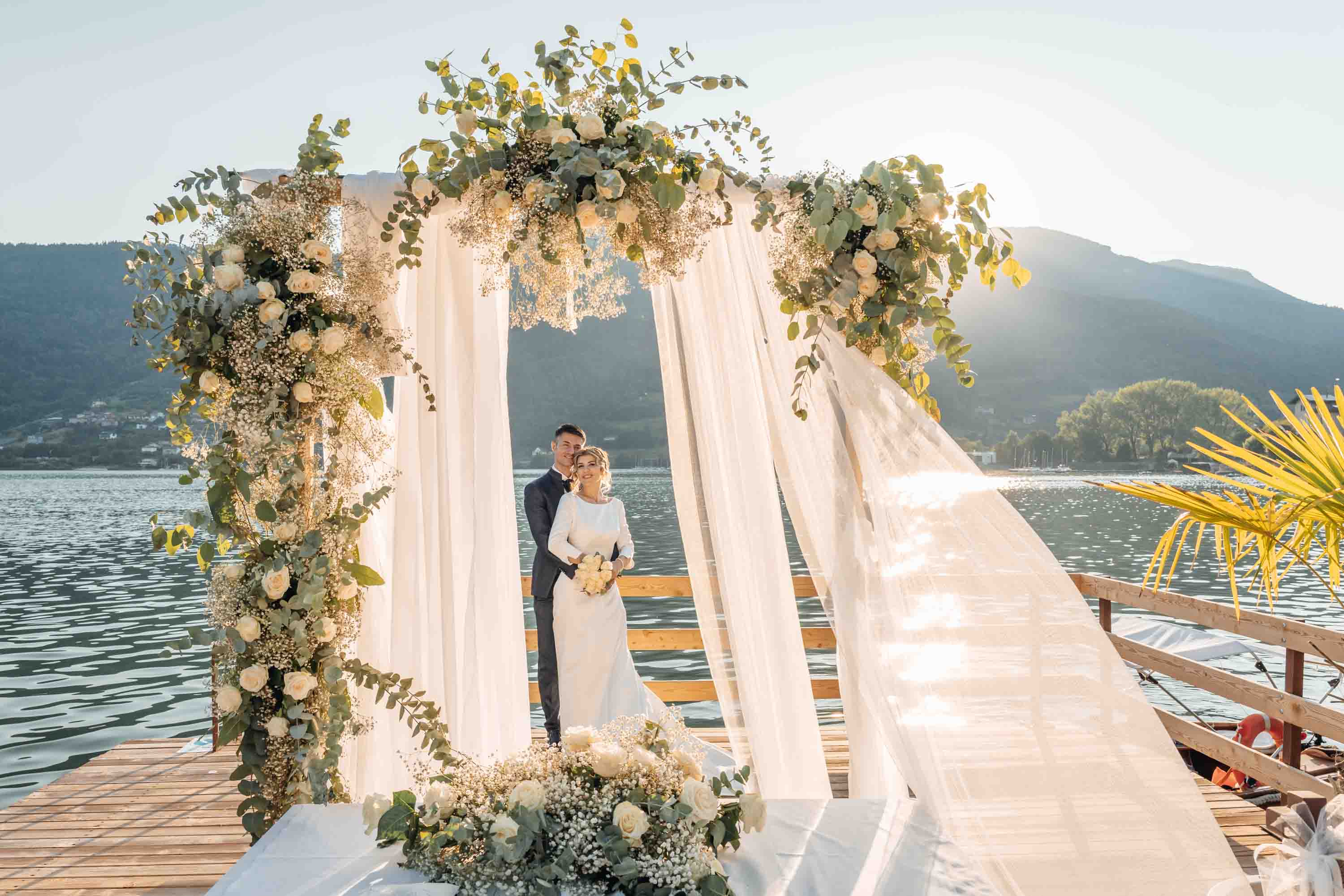 Reportage fotografico in Trentino Ristorante Pizzeria Al Faro sul lago di Caldonazzo , vicino a Pergine Valsugana e a pochi chilometri da Trento. matrimonio sul pontile, fotografo lago di caldonazzo , fotografo trentino , lago di caldonazzo , cerimonia sul lago , matrimonio calceranica